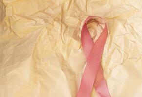 concepto Disparo de el antecedentes tema, envase papel, rosado cinta. cáncer conciencia foto