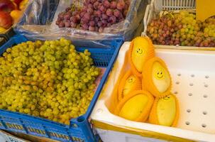 un variedad de Fresco frutas y vegetales en monitor a el mercado. comida foto