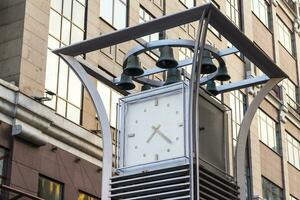 cerca arriba Disparo de el grande al aire libre reloj en el calle. concepto foto