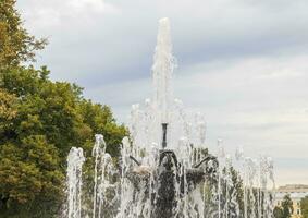 cerca arriba Disparo de el fuente en el parque. antecedentes foto