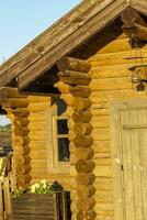 cerca arriba Disparo de un antiguo de madera cabaña. pueblo foto