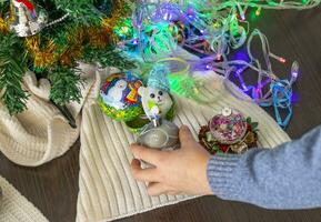 cerca arriba Disparo de nuevo año decoraciones pequeño chico decorando Navidad árbol. nuevo año cambiando números. fiesta foto