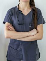 Disparo de el hembra médico en uniforme en contra el blanco pared. cuidado de la salud foto