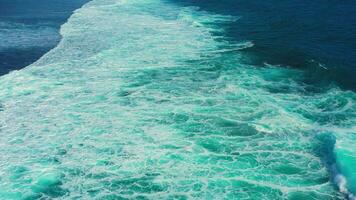 onde schiumogeno nel il blu oceano video