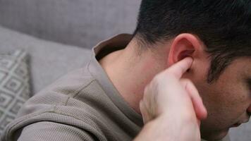 homme oreille douleur. haute qualité 4k métrage video