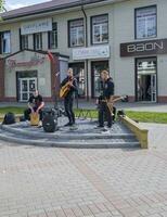 baránovichi, bielorrusia - 08.09.2023 - los ciudadanos reunido en el en el ciudad centrar a celebrar día de el ciudad. varios al aire libre actividades. concepto foto