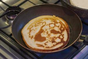 cerca arriba Disparo de un panqueques siendo horneado en el cocina. comida foto