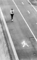 Moscú, Rusia - 07.09.2023 - concepto Disparo de el mujer caminando abajo el calle. personas foto