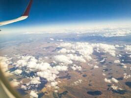 Disparo de el nubes fundición oscuridad en el tierra. naturaleza foto