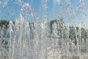 cerca arriba Disparo de el fuente en el parque. urbano foto