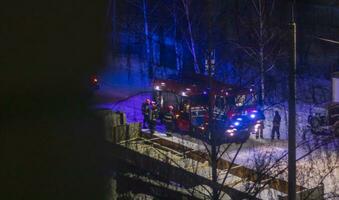 Disparo de el primero respuesta equipo trabajando en el escena de enloqueciendo la carretera accidente. al aire libre foto