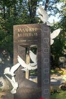 Moscú, Rusia - 08.06.2023 - monumento a el famoso Soviético ruso película fabricante Vladimir menshov a novodevichy cementerio. historia foto