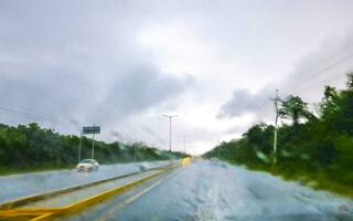 conducción en autopista en coche mediante tropical tormenta huracán México. foto