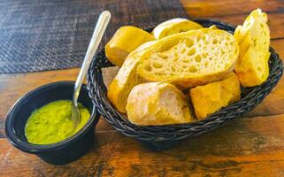 pan en canasta y salsa verde de cilantro restaurante mexico. foto