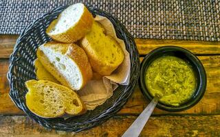 pan en canasta y salsa verde de cilantro restaurante mexico. foto