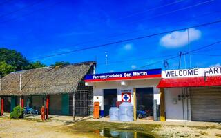 Tulum quintan roo mexico 2023 típico vistoso calle la carretera tráfico carros palmas de Tulum México. foto