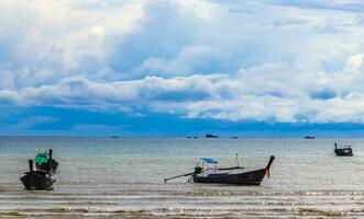 tropical paraíso turquesa agua playa cola larga barco krabi tailandia foto