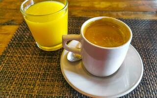 taza de americano negro café en restaurante café en México. foto