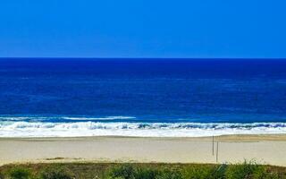 Dom playa arena tablista olas palmas en puerto escondido México. foto