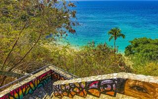 puerto escondido oaxaca mexico 2023 Roca ladrillos sendero con pinturas a playa carrizalillo puerto escondido. foto