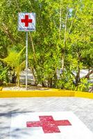 playa del carmen quintana roo mexico 2022 rojo cruzar firmar firmar y símbolo a estacionamiento lote México. foto