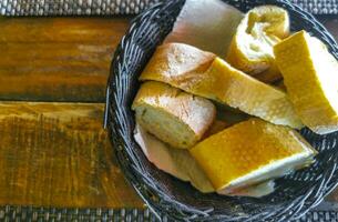 un pan en cesta en de madera mesa Clásico restaurante México. foto