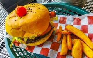 comida rapida en el restaurante hamburguesa y papas fritas en mexico. foto