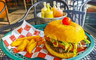 comida rapida en el restaurante hamburguesa y papas fritas en mexico. foto