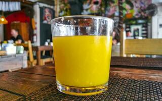 naranja Fruta jugo en restaurante papacharly playa del carmen México. foto