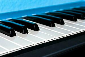blanco y negro llaves de un teclado con azul antecedentes. foto