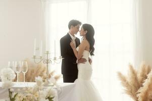 Pareja de novia y novio disfrutando romántico momentos en Boda ceremonia, amar, celebracion y casamiento. foto