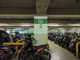 bintaro centro comercial, Jacarta, Indonesia. noviembre 12, 2023. moto estacionamiento situación en un centro comercial en el suelo piso foto