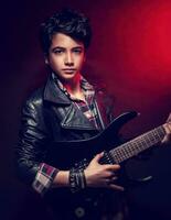 hermoso chico con guitarra foto