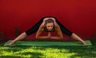 práctica de yoga al aire libre foto