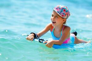 alegre pequeño niña en el mar foto