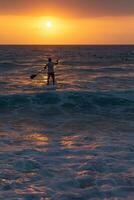 hombre en el cenar en puesta de sol foto