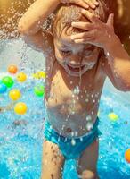 contento niño en el piscina foto