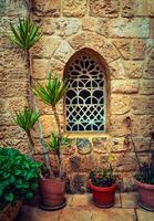 hermosa ventana de antiguo monasterio foto