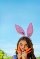 pequeño niña disfrutando Pascua de Resurrección fiesta foto