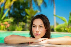 hermosa mujer en la piscina foto