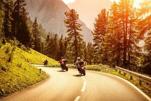 grupo de motociclistas en montañoso la carretera foto