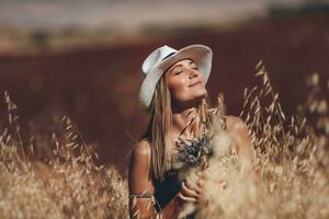 mujer disfrutando trigo campo foto