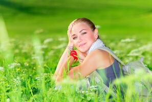 linda hembra en floral campo foto