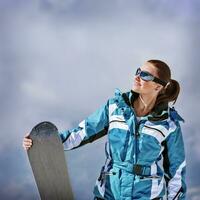 joven snowboarder mujer foto