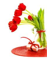 rojo tulipanes con caja de regalo foto
