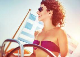 alegre mujer conducción velero foto