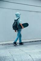 adolescente chico con patineta al aire libre foto