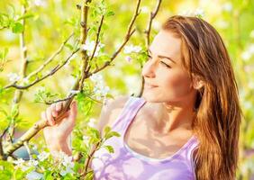 mujer hermosa en el jardín de primavera foto