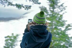 mujer fotografiando naturaleza foto