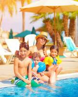 grande familia cerca junto a la piscina foto